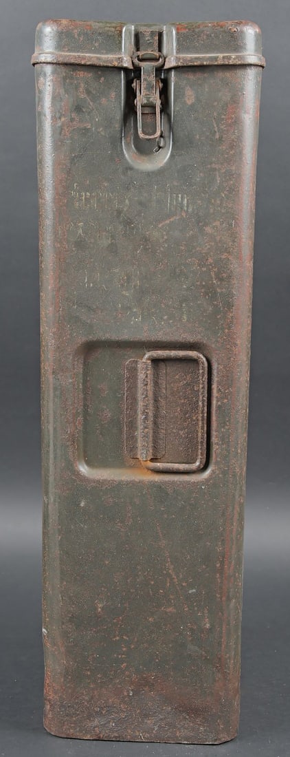 Container 4 obus 5 cm Pak.38/Kwk.39. Container for four 5 cm rounds for Pak 38 / KwK 39.: Container 4 obus 5 cm Pak.38/Kwk.39. Container etanche en metal pour 4 obus de 5 cm Pak.38 et Kw.K.39 ( pour panzer 3). Fermeture par un crochet. Une charniere amovible. Deux poignees de transport en