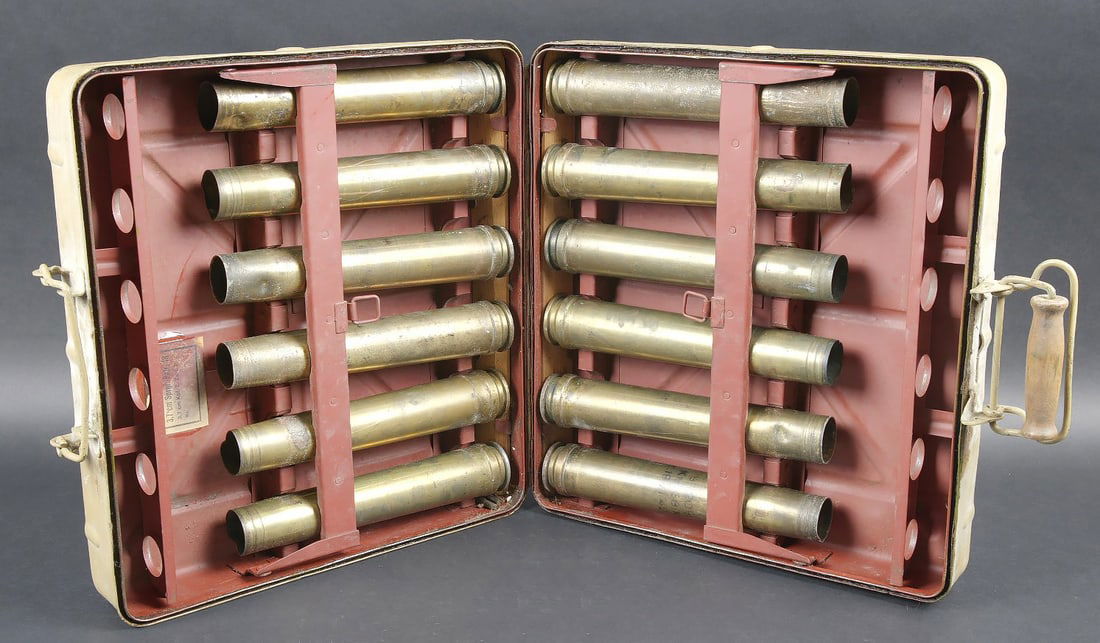 Caisse d obus de 3,7 Sprgr. Crate for 3.7 cm Sprgr. shells.: Caisse pour obus de 3,7 Sprg. Belle caisse en metal, le systeme de fermeture est complet. Le peinture jaune sable est posterieure. Le rack interne est present. Reste d etiquette marquee 12 3,7 cm