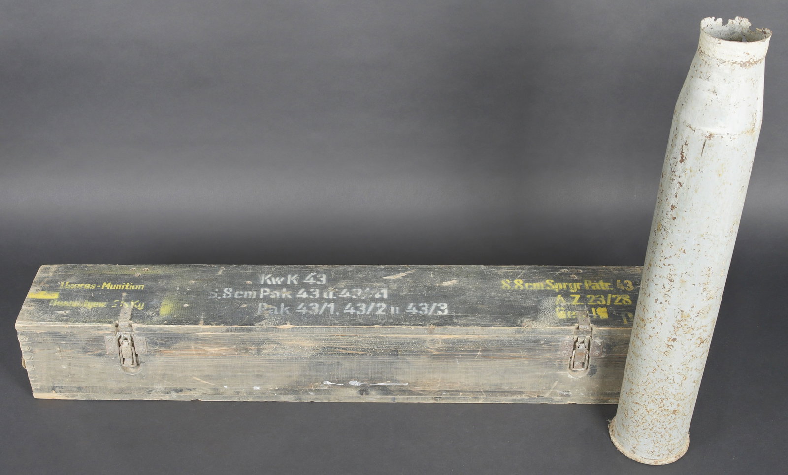 Caisse KWK 43. KwK 43 ammunition crate.: Caisse KWK 43. En bois, les crochets de fermeture sont presents. Peinture Feldgrau a 70%. Une cordelette est absente. Couvercle marque KWK 43 u 43/41 Pak 43/1 43/2 u 43/3 8,8 cm Sprgr Pak 43. Etiquett