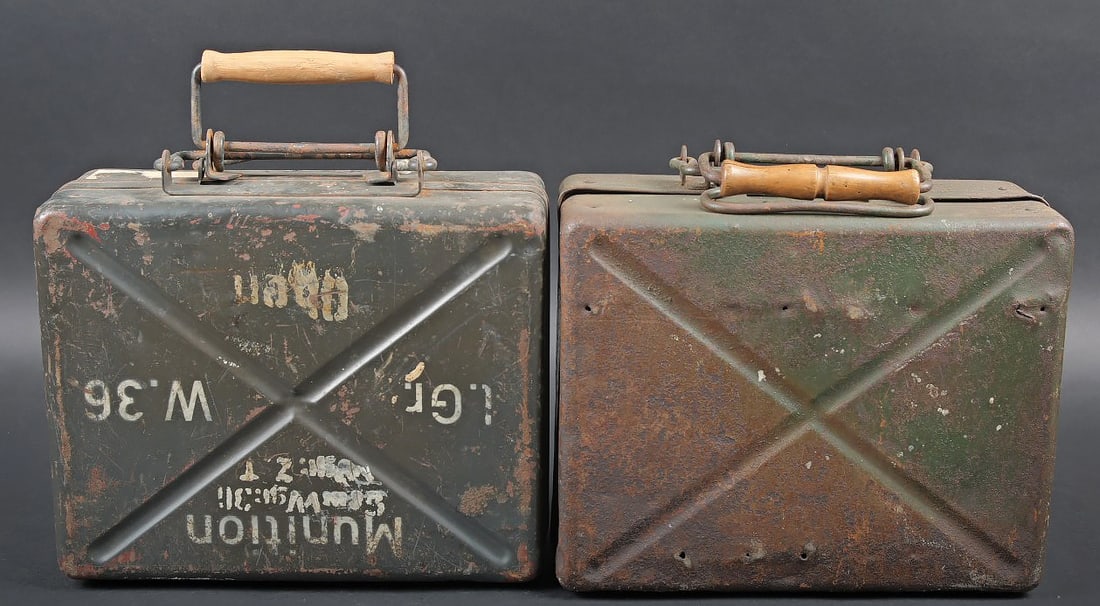 Caisses 10 obus 5 cm Gr.W.36. Crates for ten 5 cm Gr.W.36 mortar rounds.: Caisses 10 obus 5 cm Gr.W.36. Comprenant une caisse etanche en metal pour 10 obus de mortier de 5 cm L.Gr.W.36 (Leichte Granate Werfer 36). Fermeture par poignees. Charniere par tige. Une poignee de t