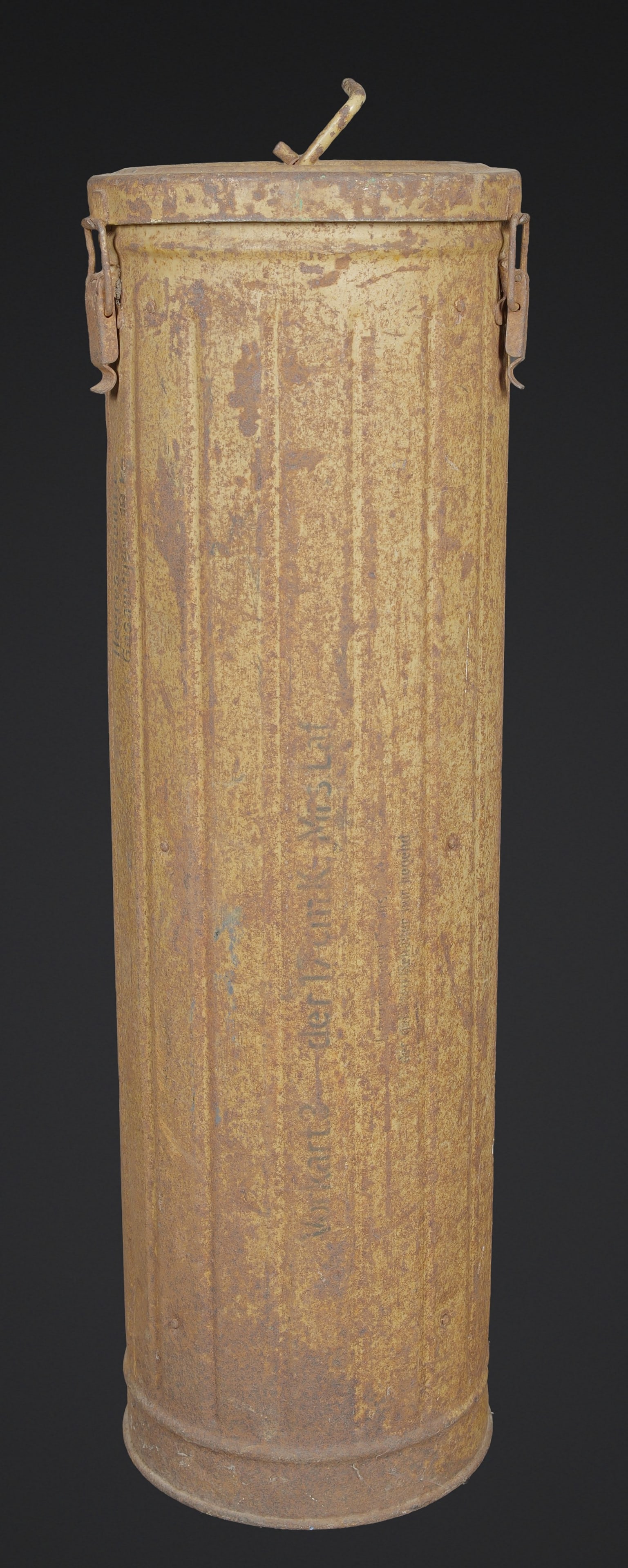 Container 17 cm K.18.i.Mrs.Laf. Container for 17 cm K.18 on Mrs.Laf. carriage.: Container 17 cm K.18.i.Mrs.Laf. Container en metal pour une douille de 17 cm K18.i.Mrs.Laf. (17cm Kanone 18 in Morserlafette = canon de 17cm modele 18 sur affut Morser). Fermeture par deux crochets. u