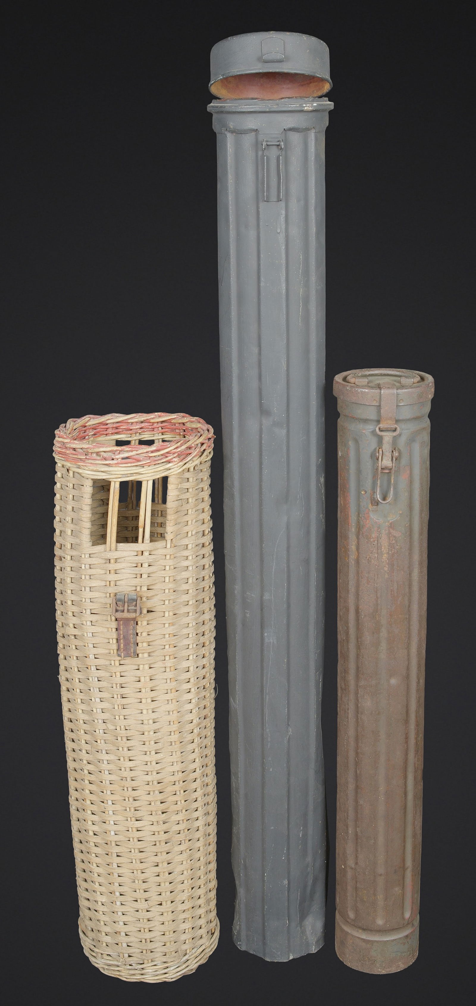 Containers de munitions. Ammunition containers.: Containers pour munitions. Comprenant un container en metal, peinture Feldgrau a 40%, sans marquages visibles, le crochet de fermeture est present, ainsi que la poignee de transport. Nombreuses bosses