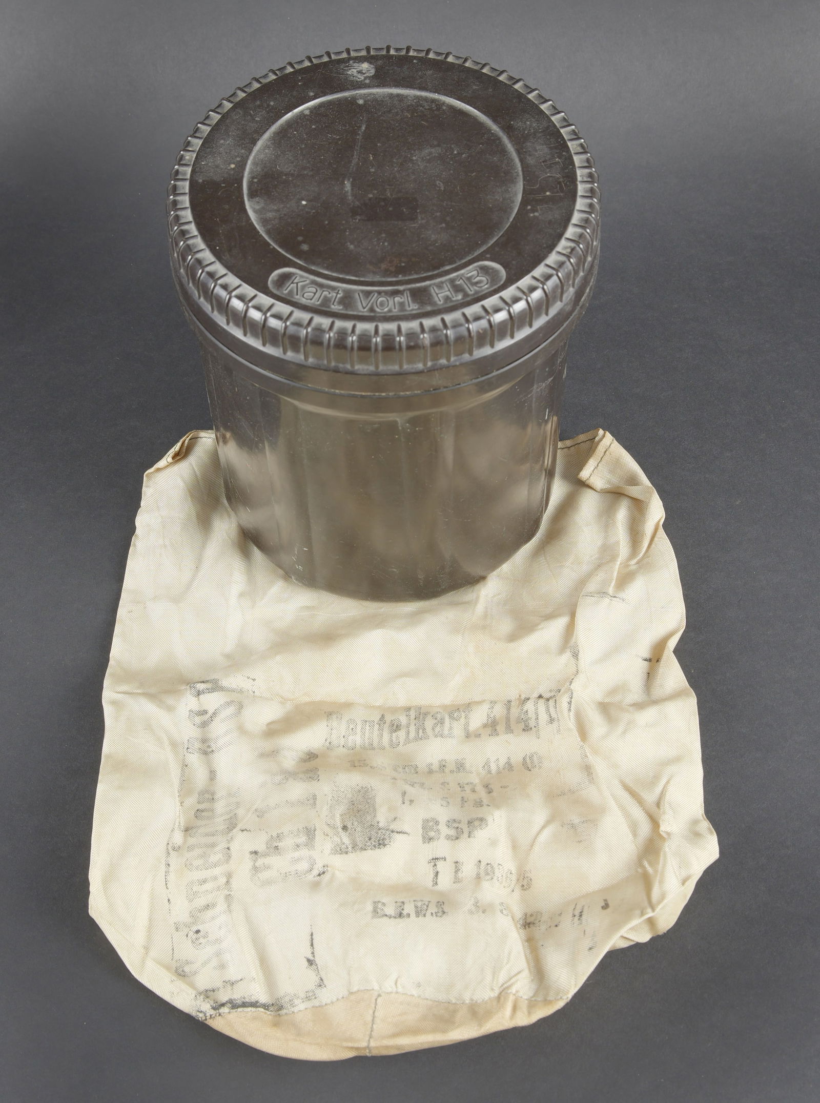 Boite Kart Vorl H13. Kart.Vorl. H13 charge container.: Boite Kart Vorl H 13. En bakelite. Couvercle complet et fonctionnel. Marquages Kart Vorl H13. Fabrication DFY 1943. On y joint un sac en toile blanche, marque Bentelkart date 1942. A noter une