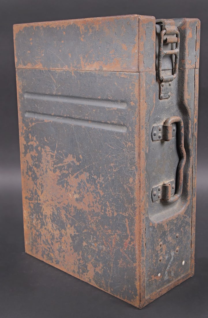 Caisse 2 chargeurs 2 cm Flak.30/38. Crate for two 2 cm Flak 30/38 magazines.: Caisse 2 chargeurs 2 cm Flak.30/38. Caisse etanche en metal pour 2 chargeurs de 2 cm Flak.30 et 38 . Les chargeurs sont loges dans un ratelier interieur en vis a vis. Fermeture par crochet.