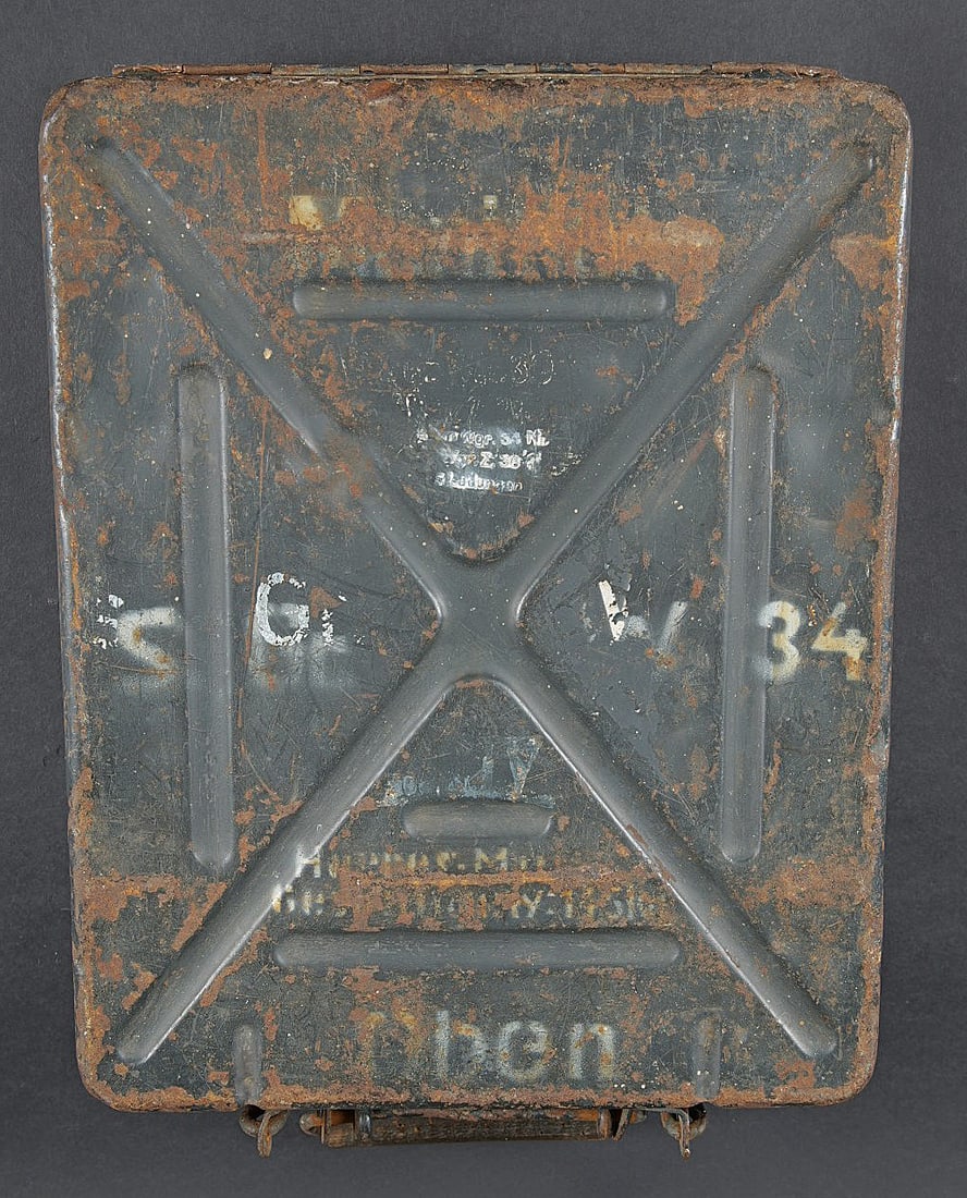Caisse 3 obus 8 cm Gr.W.34. Crate for three 8 cm Gr.W.34 mortar rounds.: Caisse 3 obus 8 cm Gr.W.34. Caisse etanche en metal pour 3 obus de mortier de 8 cm Gr W 34 ( GranateWerfer 34 ). Fermeture par poignee. Charniere par tige. Une poignee de transport en bois et metal.