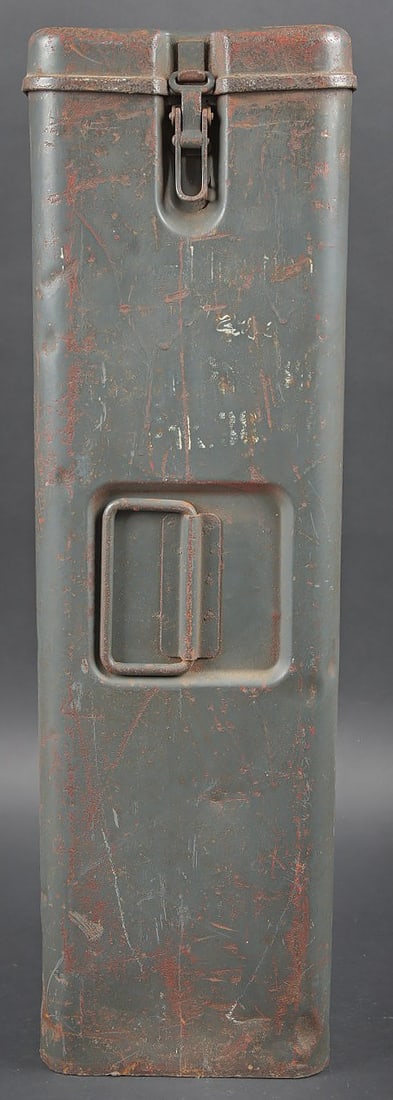 Container 4 obus 5 cm Pak.38/Kwk.39. Container for four 5 cm rounds for Pak 38 / KwK 39.: Container 4 obus 5 cm Pak.38/Kwk.39. Container etanche en metal pour 4 obus de 5 cm Pak.38 et Kw.K.39 ( pour panzer 3). Fermeture par un crochet. Une charniere amovible. Deux poignees de transport en
