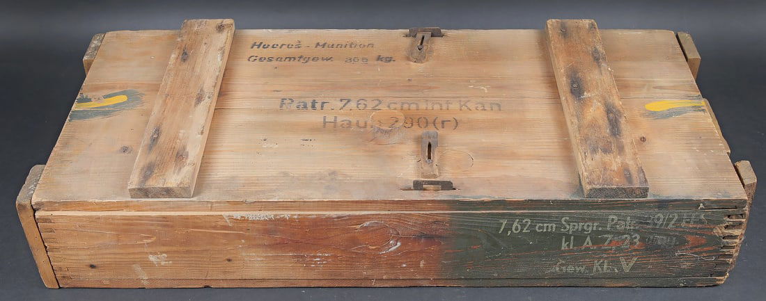 Caisse 3 obus 7,62 cm H.290. Crate for three 7.62 cm H.290 rounds.: Caisse 3 obus 7,62 cm H.290. Caisse en bois pour 3 obus de 7,62 cm H.290(r). Obusier de 7,62 cm Mle. 1902/37 russe. Fermeture par deux crochets. Deux charnieres en metal. Deux poignees en cordelette