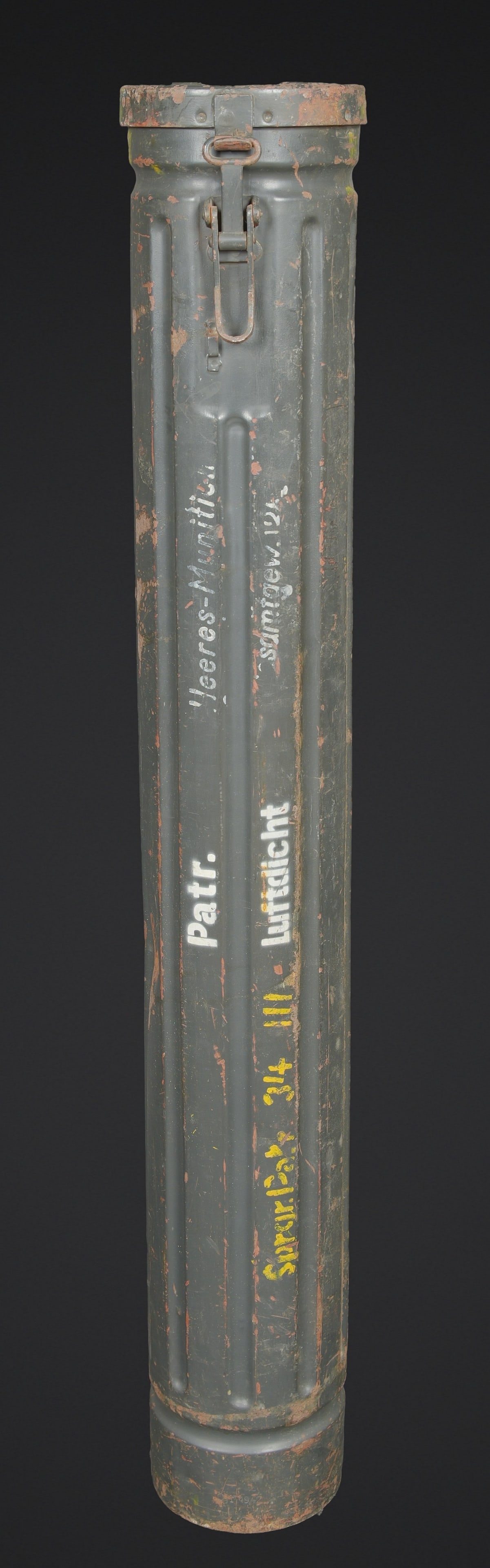 Container obus de 7,5 cm Kwk.40. Container for 7.5 cm KwK 40 rounds.: Container obus de 7,5 cm Kwk.40. Container etanche en metal pour 1 obus de 7,5 cm Kwk.40 ( Panzer 4). Fermeture par un crochet. Une charniere amovible. Une poignee de transport sur le couvercle.