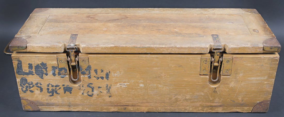 Caisse 100 cartouches 2 cm Flak.30/38. Crate for 100 rounds of 2 cm Flak 30/38 ammunition.: Caisse 100 cartouches 2 cm Flak.30/38. Caisse etanche en bois contenant 100 cartouches de 2 cm pour canons Flak.30 et Flak.38. Fermeture par deux crochets. Deux charnieres en metal. Deux poignees