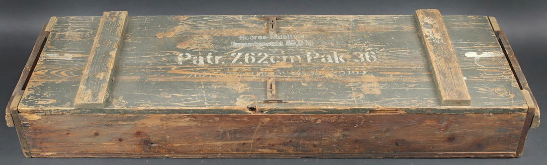 Caisse 3 obus 7,62 cm Pak.36. Crate for three 7.62 cm Pak 36 rounds.: Caisse 3 obus 7,62 cm Pak.36. Caisse en bois pour 3 obus de 7,62 cm Pak.36 (r). Canon antichar de 7,62 cm 36 russe monte egalement sur Marder 2. Fermeture par deux loquets. Deux poignees en bois.