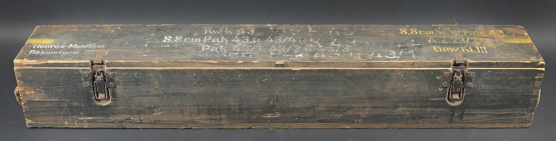 Caisse KWK 43. KwK 43 ammunition crate.: Caisse KWK 43. En bois, les crochets de fermeture sont presents. Peinture Feldgrau a 70%. Les cordelettes de transport sont presentes. Couvercle marque KWK 43 u 43/41 Pak 43/1 43/2 u 43/3 8,8 cm