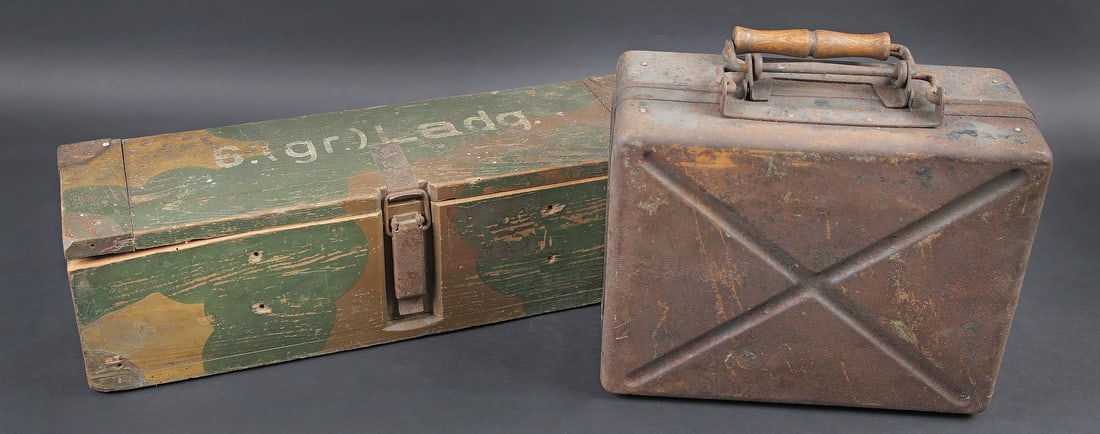 Ensemble de caisse d artillerie. Artillery ammunition crate set.: Ensemble de caisse d artillerie. Comprenant une caisse en bois avec renforts en metal. Couvercle marque 6 GR LADG. Le crochet de fermeture est fonctionnel. Quatre perforations au niveau de la face ava