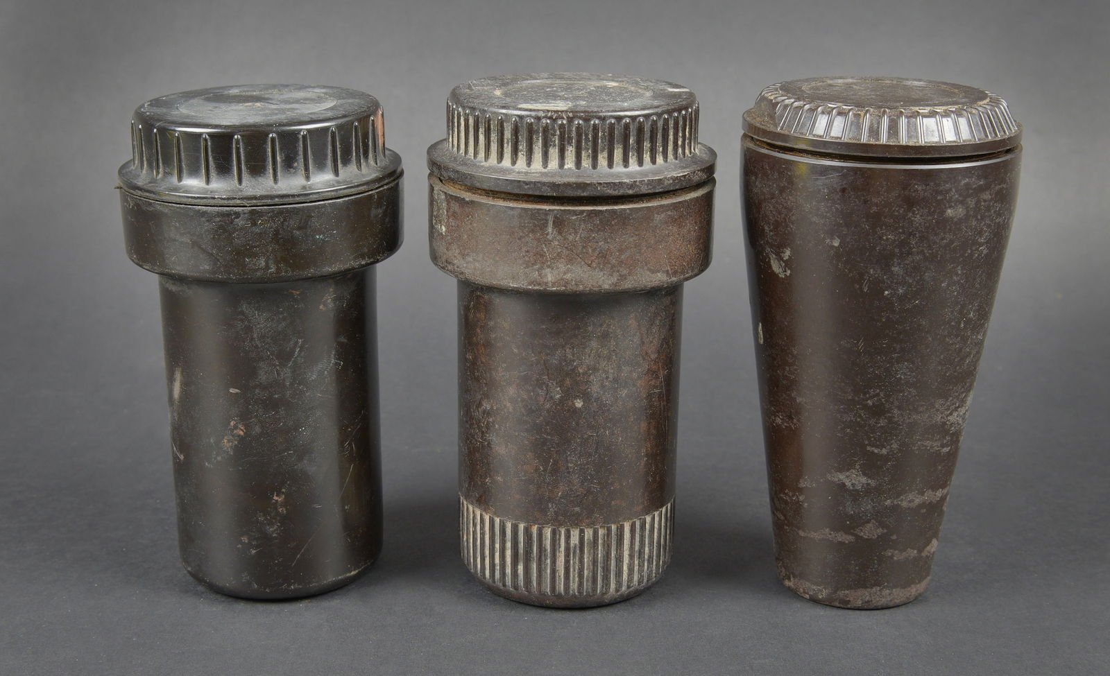 Boites pour allumeurs d obus allemand. Boxes for German artillery fuzes.: Boites pour allumeurs d obus allemand. Trois modeles de boites en bakelite. Les bouchons sont presents et fonctionnels. Datees 1938, 1939 et 1941. A noter une certaine usure et patine de la piece.