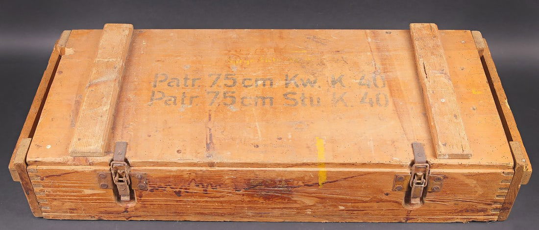 Caisse 3 obus 7,5 cm Kwk.40/Stu.k.40. Crate for three 7.5 cm rounds for KwK 40 / StuK 40.: Caisse 3 obus 7,5 cm Kwk.40/Stu.k.40. Caisse en bois pour 3 obus de 7,5 cm Kw.K.40 ( KampfWagen Kanone 40 = Panzer 4) ou Stu.K.40 ( Sturm Kanone 40). Les charnieres et le systeme de fermeture sont