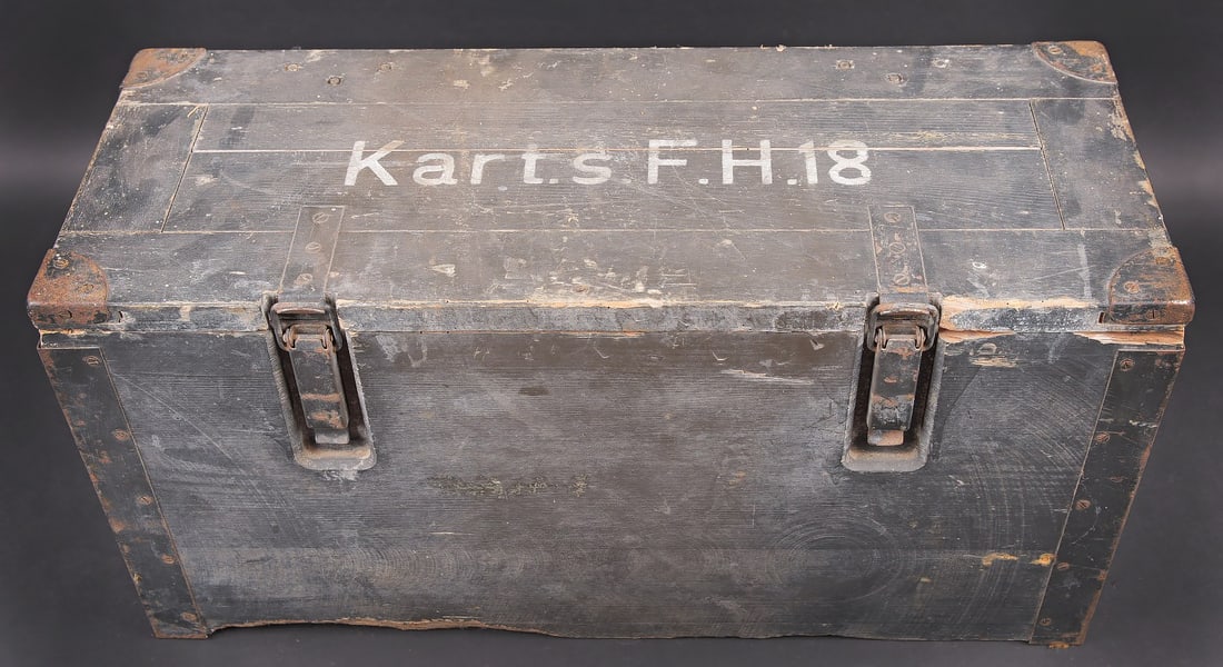 Caisse 3 douilles 15 cm s.F.H.18. Crate for three 15 cm s.F.H.18 cartridge cases.: Caisse 3 douilles 15 cm s.F.H.18. Caisse en bois pour 3 douilles de 15 cm s.Fh.18 ( Schwere Feldhaubitze 18). Fermeture par deux crochets. Deux charnieres en metal. Deux poignees laterales en metal. C
