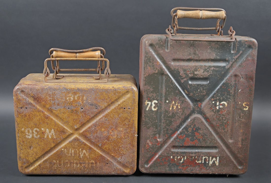 Caisses WR 34 et WR 36. Transport crates for WR 34 and WR 36 mortars.: Caisses WR 34 et WR 36. Comprenant une caisse 3 obus 8 cm Gr.W.34. Caisse etanche en metal pour 3 obus de mortier de 8 cm Gr W 34 ( GranateWerfer 34 ). Fermeture par poignee. Charniere par tige cassee