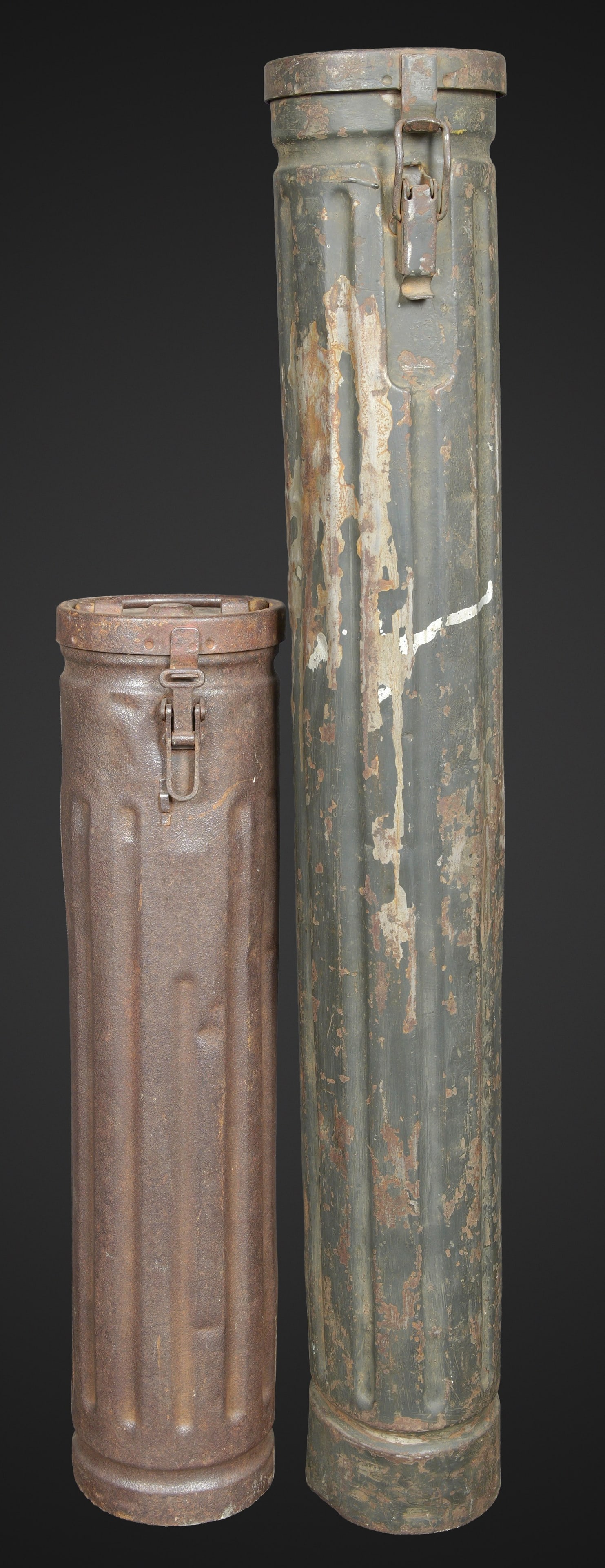 Containers a obus. Projectile containers.: Containers a obus. Deux modeles differents de container en metal. Les couvercles sont presents. Les crochets de fermeture sont complets, ainsi que les poignees de transport. Les marquages sont illisib