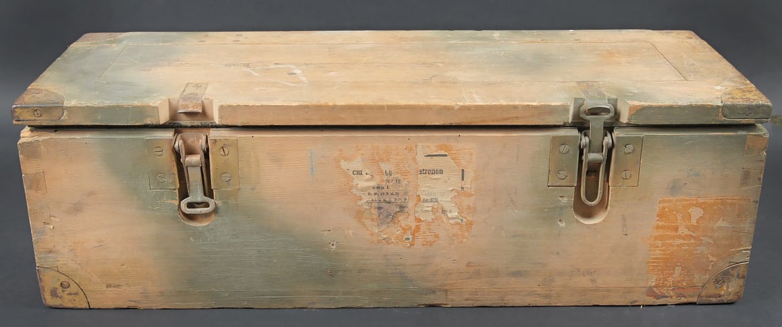 Caisse 100 cartouches 2 cm Flak.30/38. Crate for 100 rounds of 2 cm Flak 30/38 ammunition.: Caisse de 100 cartouches 2 cm Flak 30/38. Caisse en bois. Les poignees metalliques sont presentes. Fermeture par deux crochets fonctionnels. Reste de marquage 2cm Patr sur le cote de la caisse.