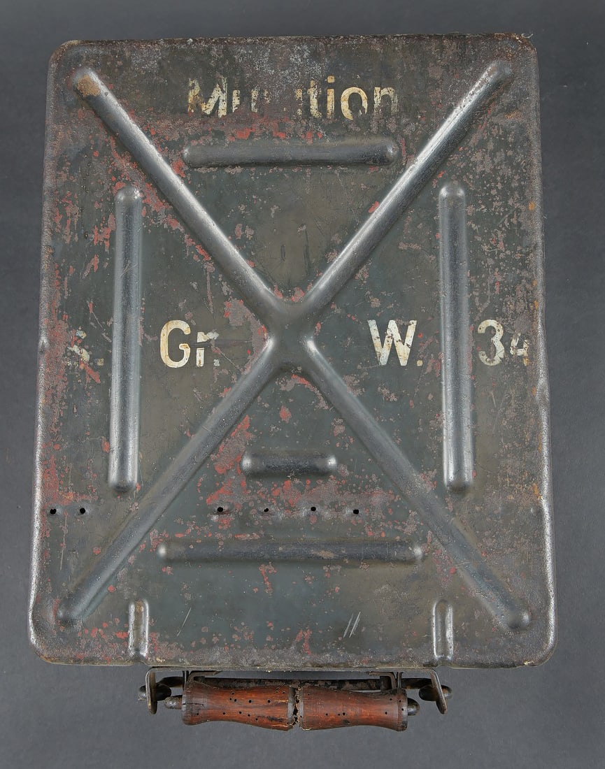 Caisse 3 obus 8 cm Gr.W.34. Caisse 3 obus 8 cm Gr.W.34.: Caisse 3 obus 8 cm Gr.W.34. Caisse etanche en metal pour 3 obus de mortier de 8 cm Gr W 34 ( GranateWerfer 34 ). Fermeture par poignee. Charniere par tige. Une poignee de transport en bois et metal.