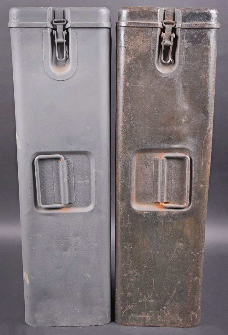 Containers 4 obus 5 cm KwK.38. Container for four 5 cm rounds for KwK 38.: Containers 4 obus 5 cm KwK.38. Deux containers en metal. L un est completement repeint. Les poignees de transport sont presentes, ainsi que les crochets de fermeture. Le second container dispose d