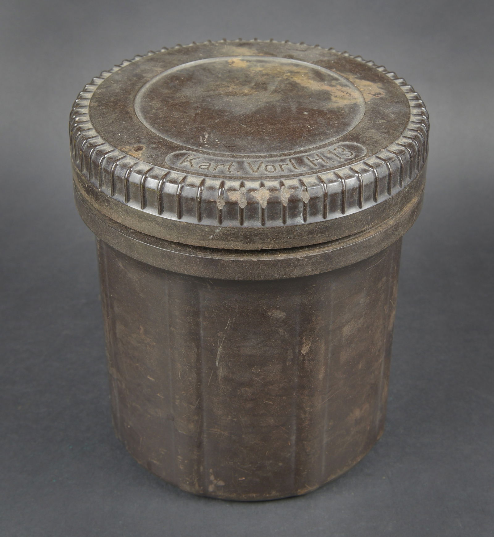 Container Kart Vorl H13. Container for Kartuschvorladung H13 propellant charges.: Container Kart Vorl H13. En bakelite. Couvercle completement bloque. Vide. Marquages Karl Vorl H 13. A noter une certaine usure et patine de la piece. Etat II+. Kart.Vorl.H13 container Bakelite contai