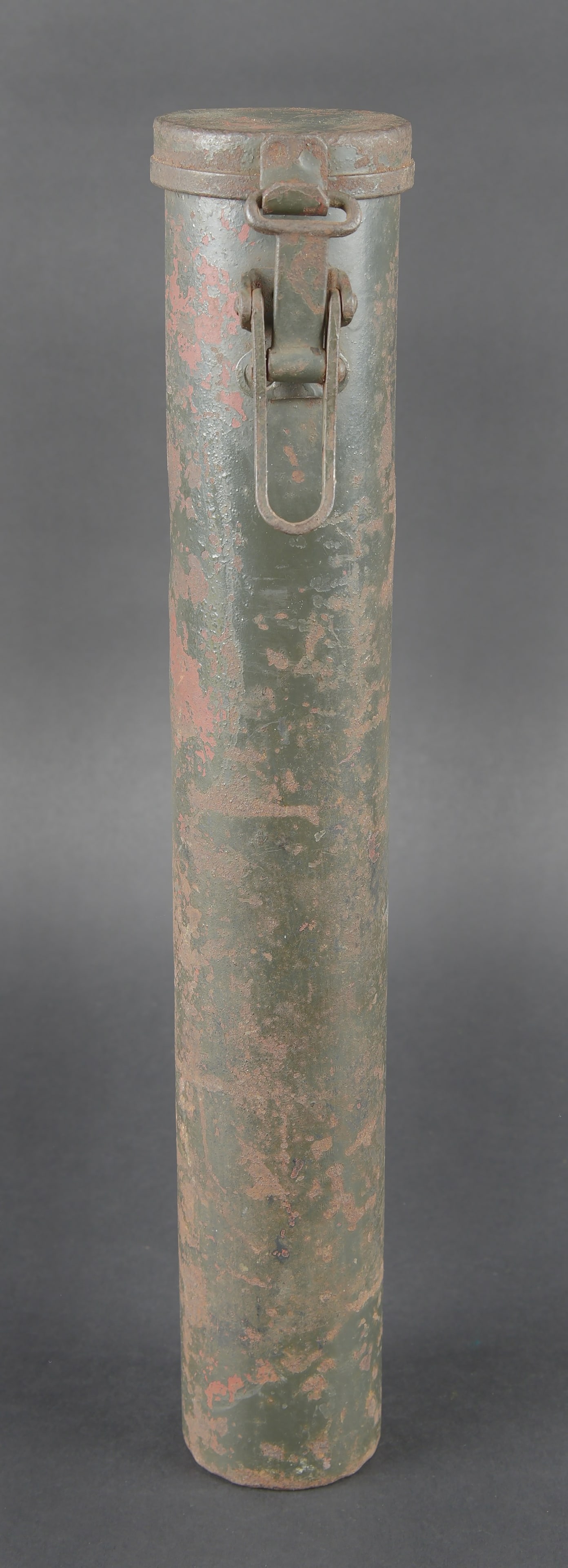 Container allemand. German ammunition container.: Container allemand. Couvercle complet. En metal. Peinture posterieur. Crochet de fermeture fonctionnel. Sans marquages visibles. A noter une certaine usure et patine de la piece. Hauteur 34 cm. Diamet