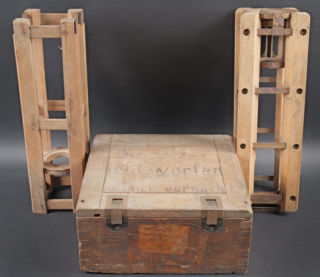 Caisses a munitions. Ammunition crates.: Caisses a munition. Comprenant une caisse en bois, avec compartiment etanche, sans marquages visibles, les crochets de fermeture sont presents, les poignees de transport sont fonctionnelles. Deux