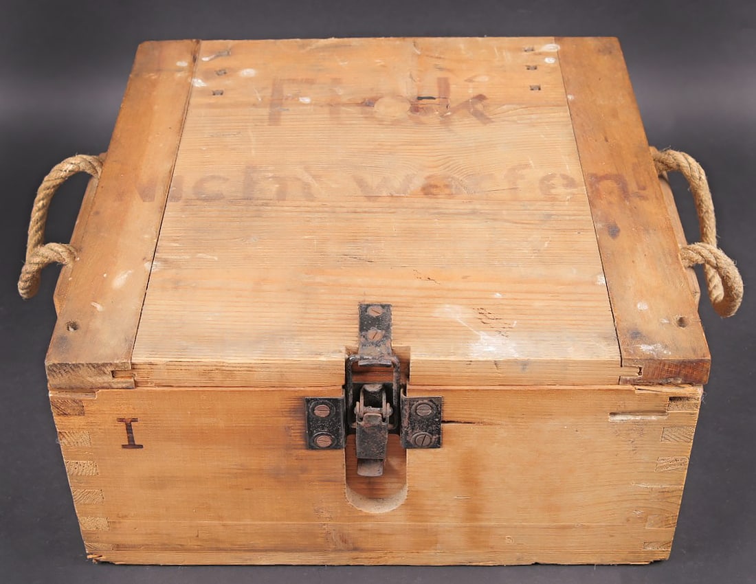 Caisse Flak ZT Z S/30. Ammunition crate for 2 cm Flak ZT Z S/30.: caisse Flak ZT Z S/30. Belle caisse en bois. Les poignees de transport sont en cordelette. Crochet de fermeture complet. Couvercle marque Flak nicht Werfen. Face avant marque I. Etiquette sous le