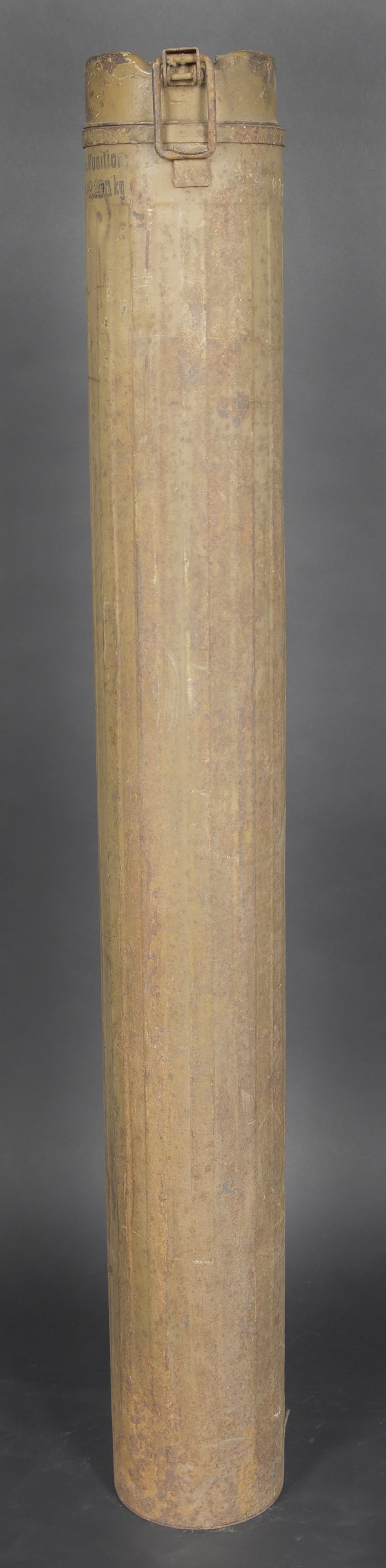 Container 1 obus 8,8 cm Flak.18/Kw.K.36. Container for one 8.8 cm round for Flak 18 / KwK 36: Container 1 obus 8,8 cm Flak.18/Kw.K.36. Container etanche en metal pour un obus de 8,8 cm Flak.18/36 ou obus de Kw.K.36 (Tigre 1). Fermeture par un crochet. Charniere amovible. Une poignee de