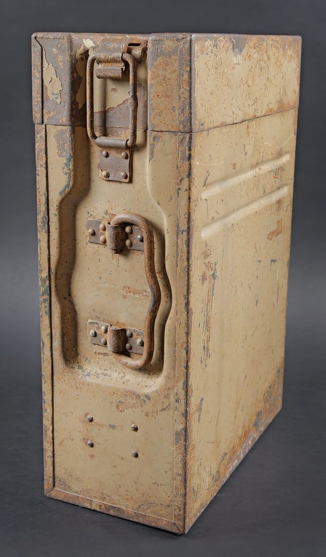 Caisse 2 chargeurs 2 cm Flak.30/38. Crate for two 2 cm Flak 30 / 38 magazines: Caisse 2 chargeurs 2 cm Flak.30/38. Caisse etanche en metal pour 2 chargeurs de 2 cm Flak.30 et 38 . Les chargeurs sont loges dans un ratelier interieur en vis a vis. Fermeture par crochet.