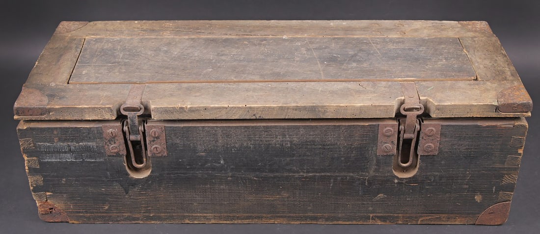 Caisse 100 cartouches 2 cm Flak.30/38. Crate for 100 rounds of 2 cm Flak 30 / 38 ammunition: Caisse de 100 cartouches 2 cm Flak 30/38. Caisse en bois. Les poignees metalliques sont presentes. Fermeture par deux crochets fonctionnels. Reste de marquage 2cm Patr sur le cote de la caisse.