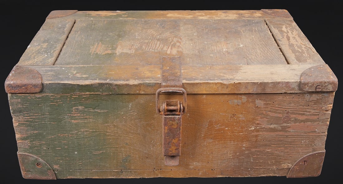 Caisse 2 douilles s.10 cm.K.18 camoufle. Camouflaged crate for two cartridge cases for 10 cm s.K.18: Caisse 2 douilles s.10 cm.K.18 camoufle. En bois avec renforts metalliques. Les poignees de transport sont en metal. Le crochet de fermeture est fonctionnel. Sans marquages visibles. Peinture