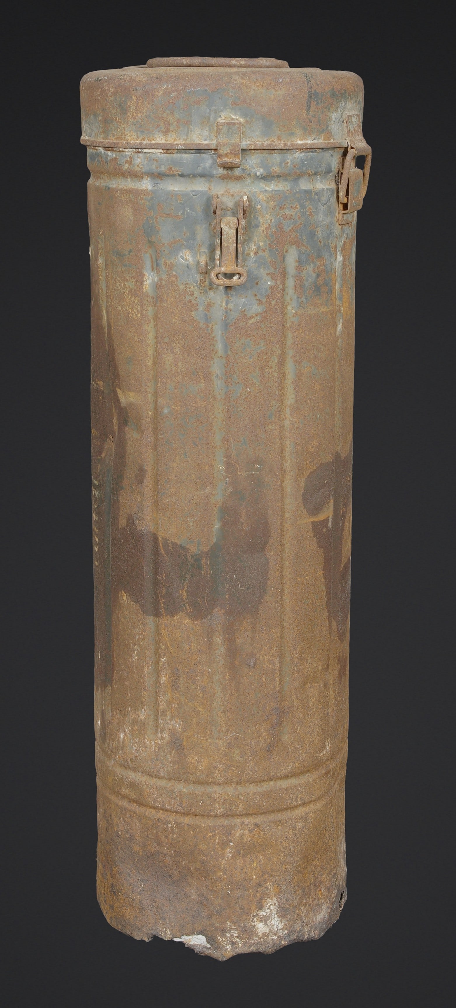 Container 3,7 cm Stielgranate 41. Container for 3.7 cm Stielgranate 41: Container 3,7 cm Stielgranate 41. Container etanche en metal pour une munition de 3,7 cm Stielgranate 41 pour le Pak.36. Fermeture par deux crochets. Une charniere articulee. Une poignee de transport