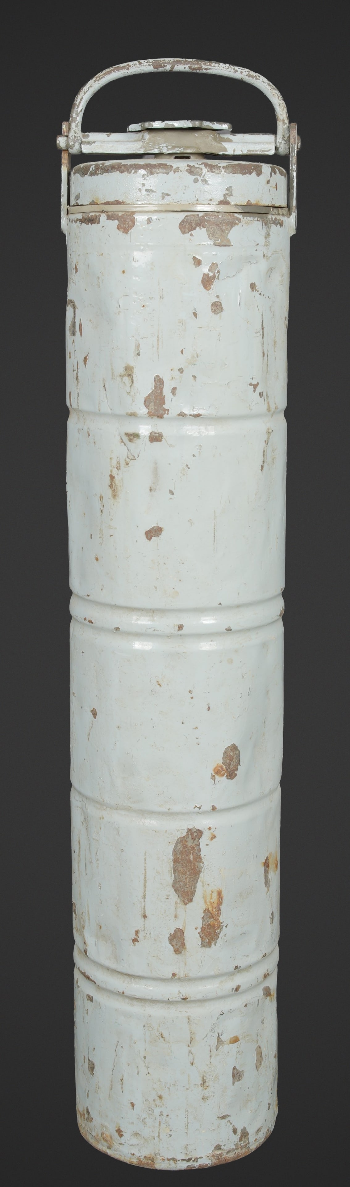 Container 1 douille 15 cm Tbts.K.C/36. Container for one 15 cm cartridge case for Tbts.K.C/36: Container 1 douille 15 cm Tbts.K.C/36. Container etanche en metal pour une douille d obus de 15 cm Tbts.K.C/36 pour torpilleur de la Kriegsmarine. Fermeture par vissage de la molette superieure. Une