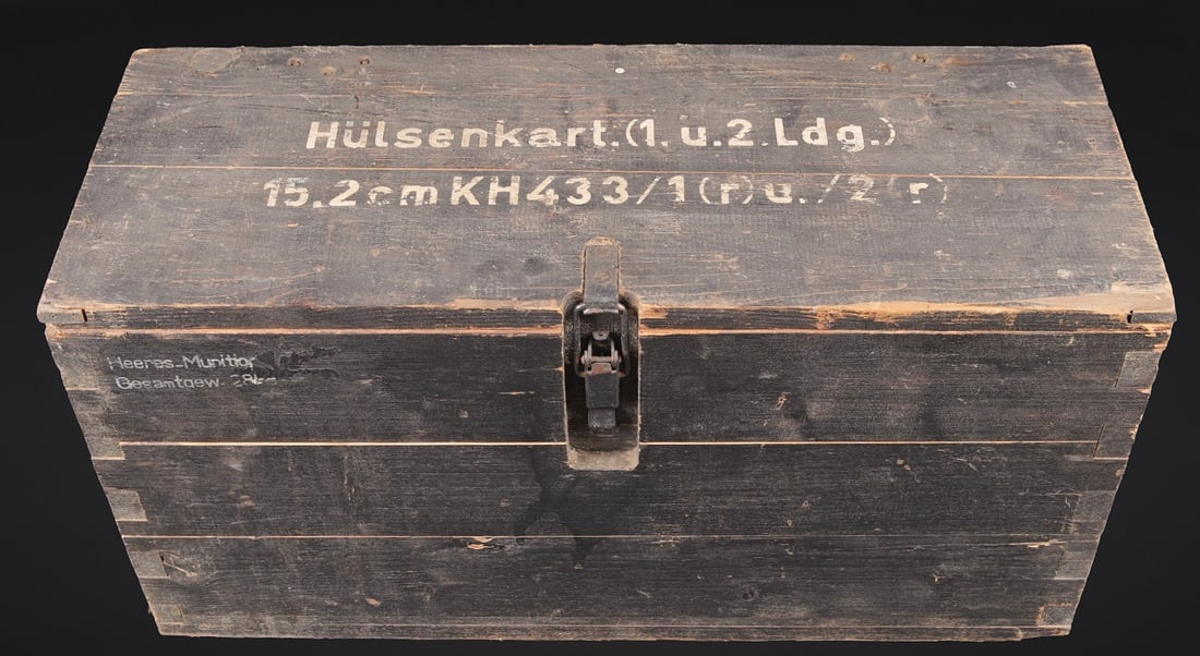 Caisse 3 douilles 15,2 cm KH 433/1 . Crate for three 15.2 cm KH 433/1 cartridge cases: Caisse 3 douilles 15,2 cm KH 433/1. Caisse en bois pour 3 douilles d obus de 15,2 cm KH 433/1 (r). Fermeture par un crochet. Deux charnieres en metal. Deux poignees en bois. Caisse de confection