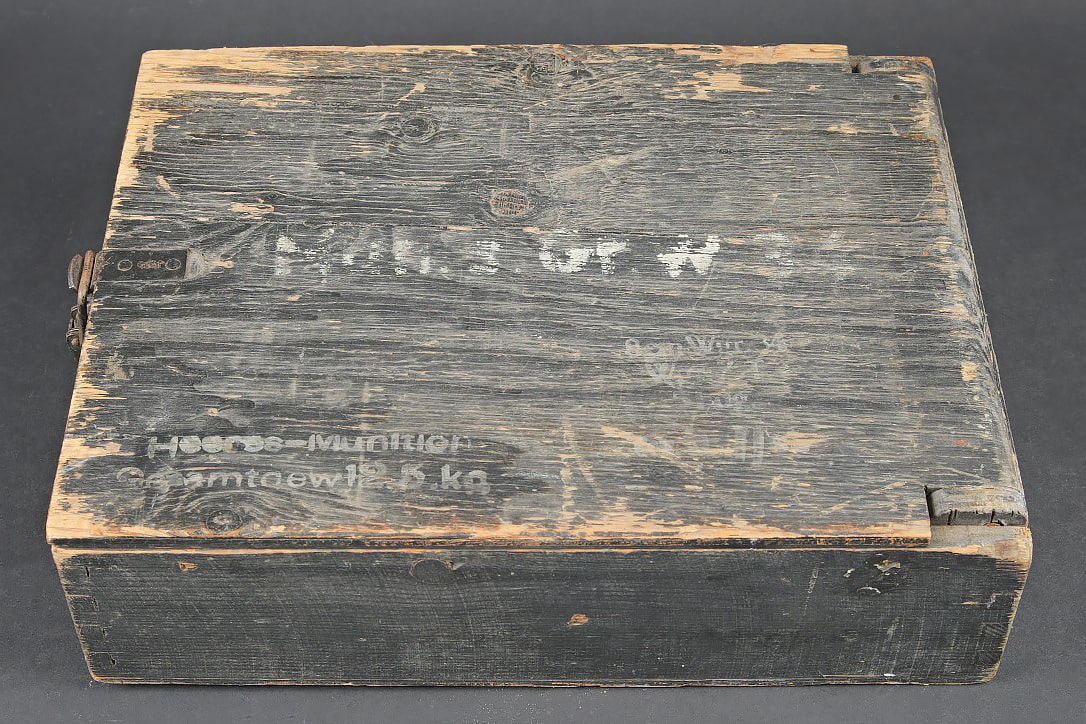 Caisse WR 34. Crate for 8 cm Wurfgranate 34 mortar ammunition: Caisse a munitions WR 34. Belle caisse en bois. Le crochet de fermeture est complet. La cordelette de transport est presente. Marquages partiellement illisibles sous le couvercle. Traces d etiquettes