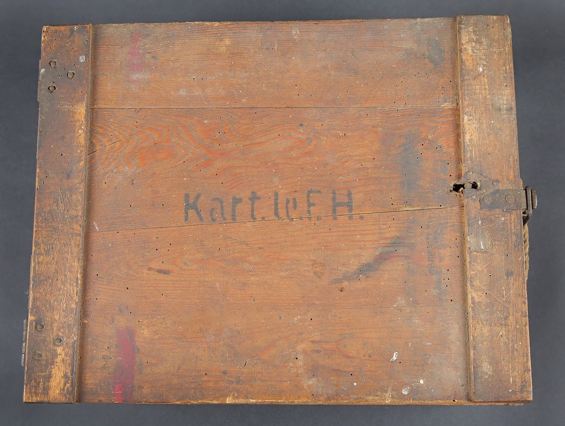 Caisse 6 douilles 10 cm le.F.H.18. Crate for six cartridge cases for 10.5 cm le.F.H.18: Caisse 6 douilles 10 cm le.F.H.18. Caisse en bois pour 6 douilles de 10,5 cm le.Fh.18 (Leichte Feldhaubitze 18). Fermeture par un crochet. Deux charnieres en metal. Une poignee de transport en