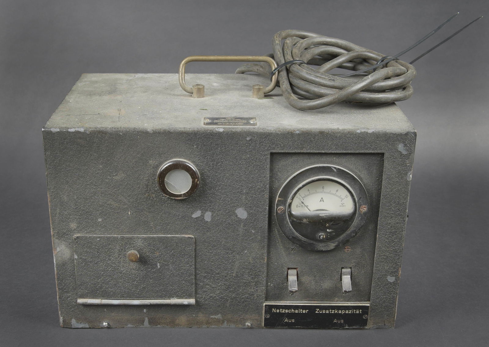 Radio Netzschallter WH. Radio power switch WH: Radio Netzschallter WH. Boitier en metal, peinture noire a 80%. Poignee de transport presente. Cable complet. Prise absente. Plaque du fabricant R Fuess Berlin A8714. Toutes les pieces mobiles sont fo