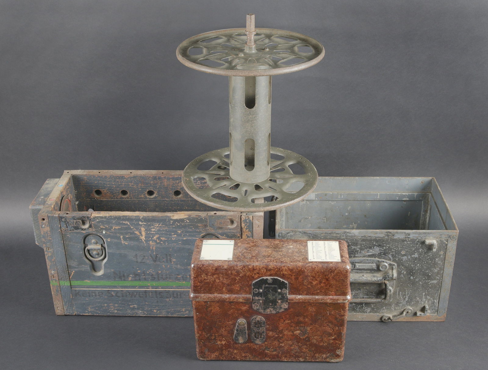 Caisses radio. Radio transport crates: Caisses radio. Comprenant un telephone de campagne en bakelite marron, la sangle de transport est manquante. Les plaquettes sont presentes. Combine et manivelle presents. Pile absente. Le connecteur d