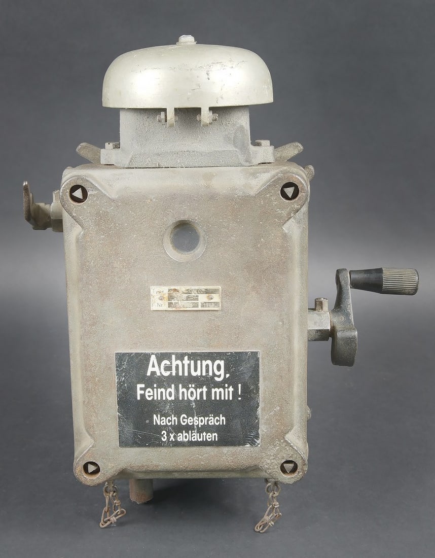 Telephone de bunker WH. WH bunker telephone: Telephone de bunker WH. Grand modele en metal. Le combine est manquant ainsi que tous les cables. Les attaches murales sont presentes. Cloche complete, mais presentant quelques bosses. Peinture Feldgr