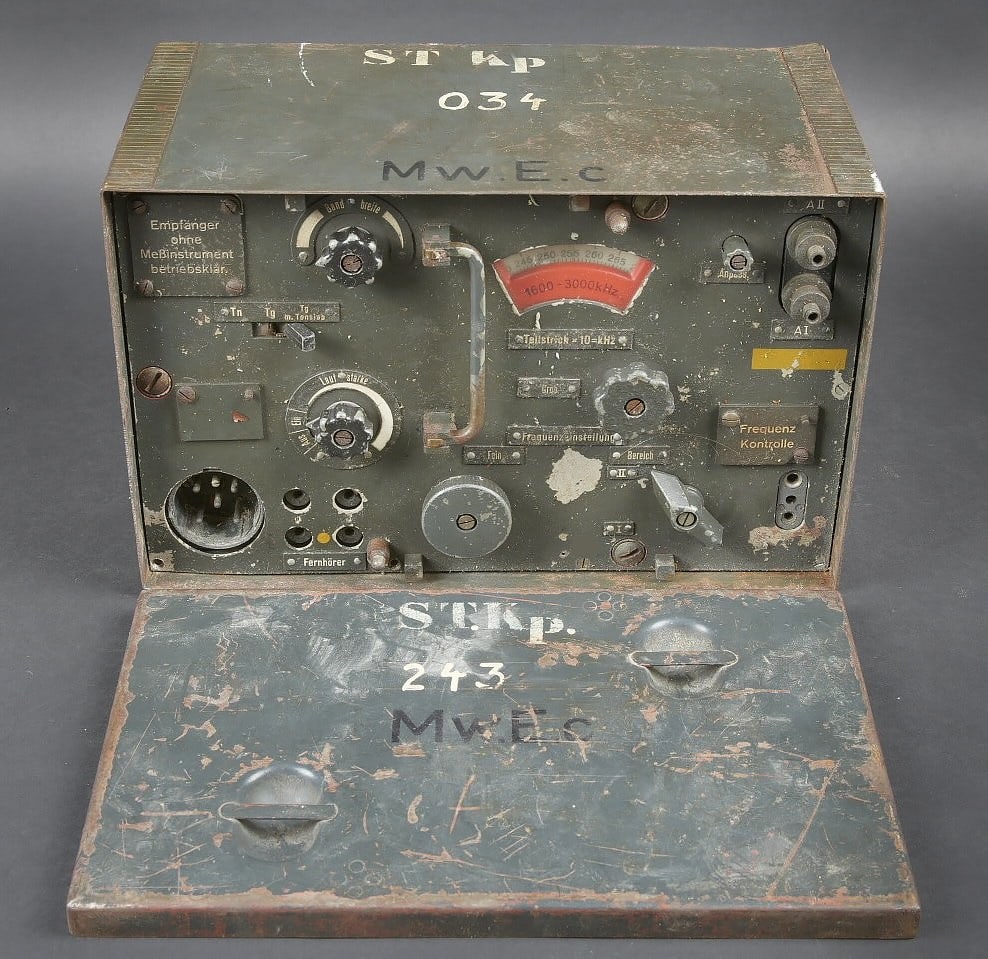 Radio WH. WH radio receiver: Radio WH. Caisse en metal. Peinture Feldgrau a 70%. Couvercle amovible. Marquages STKP 2 42 MWEC et ST KP 034 MWEC. Toutes les plaques sont presentes. Toutes les pieces mobiles sont fonctionnelles. Be