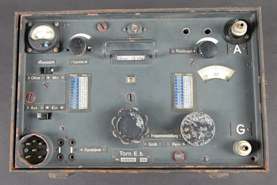 Poste radio Torn EB. Torn.E.b radio set: Poste radio Torn EB. Boitier complet en metal. Tous les crochets de fermeture sont presents. La poignee de transport est complete. Peinture grise a 60%. Marquages Torn EB Empfanger. Toutes les pieces