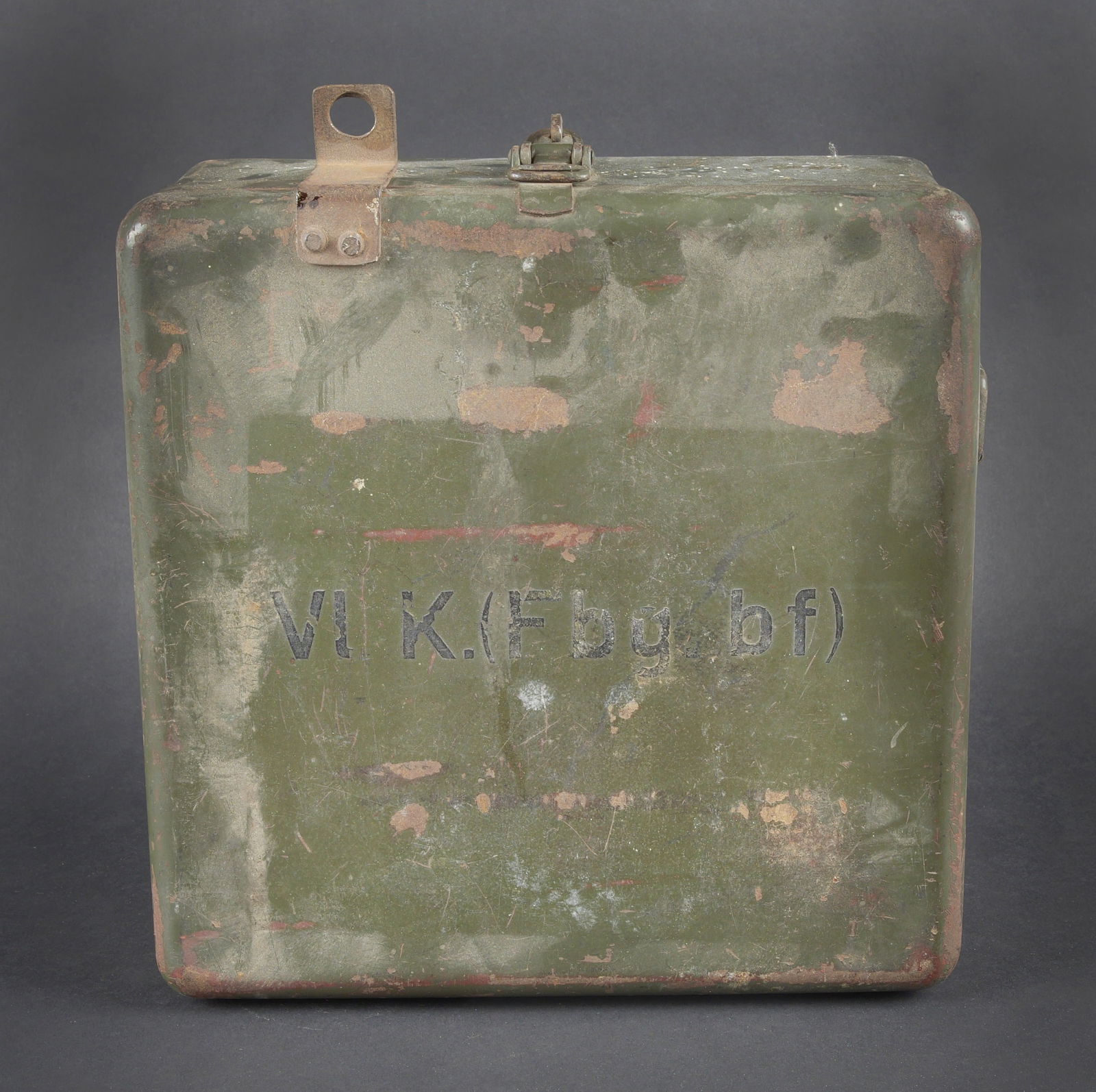 Caisse radio allemande. German radio transport crate: Caisse radio allemande. En metal. Le crochet de fermeture est fonctionnel. Peinture Feldgrau a 70%. Marquages VI K FBG BF. Vide. A noter une certaine usure et patine de la piece. Etat II+. German radi