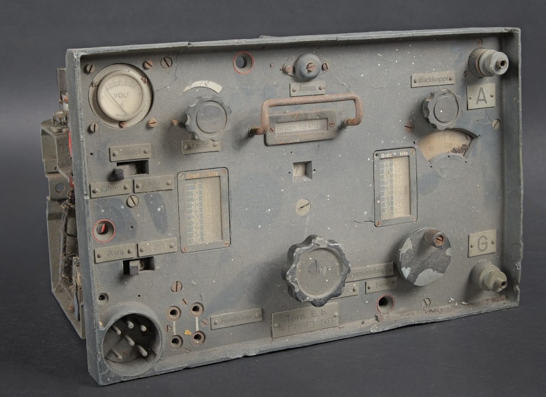 Poste radio Torn EB. Torn.E.b radio set: Poste radio Torn EB. La radio est presente. Le boitier et le couvercle sont absents. Toutes les pieces mobiles sont fonctionnelles. Plaquette marquee Torn EB Nr 41939, datee 1943. A noter une certaine