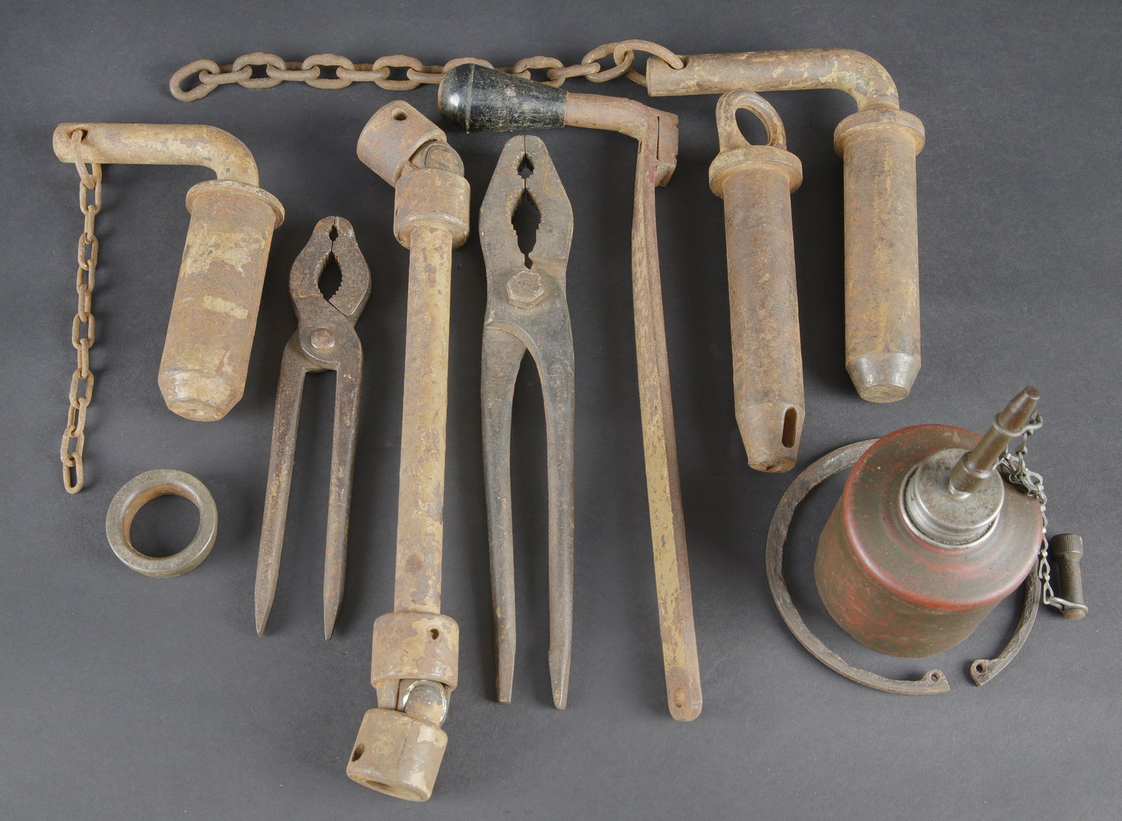 Accessoires de vehicule WH. WH vehicle accessories: Accessoires de vehicule WH. Comprenant une manivelle en metal avec poignee en bakelite, peinture jaune sable a 40%. Trois goupilles d attelage de vehicule en metal, reste de peinture jaune sable a 10%