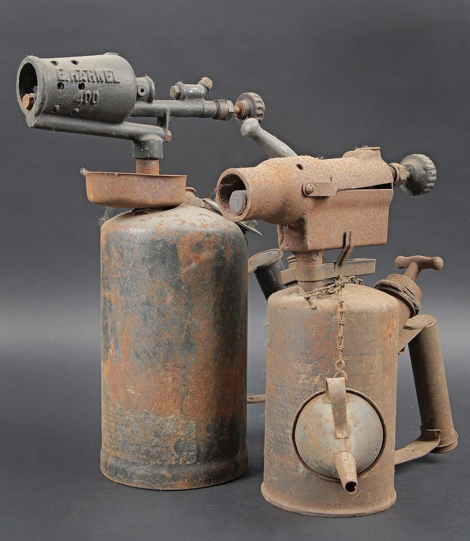 Rechauffes moteurs WH. WH engine preheaters: Rechauffes moteur WH. Deux grands modeles de rechauffe moteur. En metal. Les etiquettes d instructions sont presentes mais partiellement illisibles. Divers etat. Les accessoires sont manquants. A note