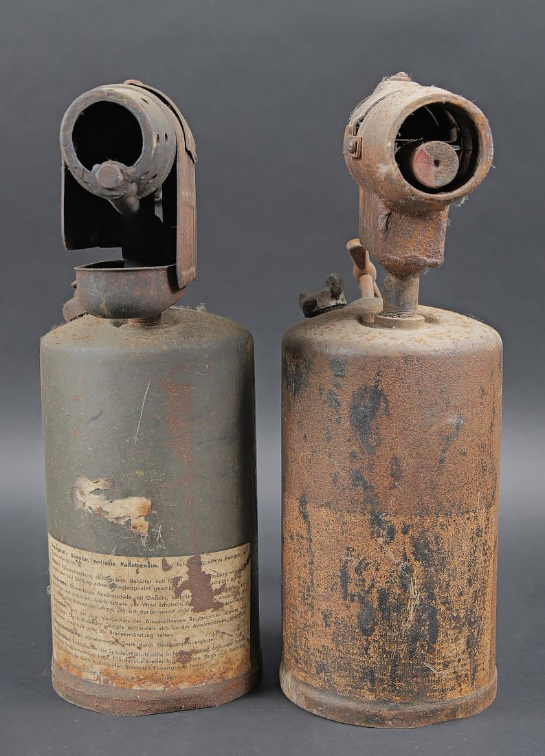 Rechauffes moteurs WH. WH engine preheaters: Rechauffes moteur WH. Deux grands modeles de rechauffe moteur. En metal. Les etiquettes d instructions sont presentes mais partiellement illisibles. Divers etat. Les accessoires sont manquants. A note