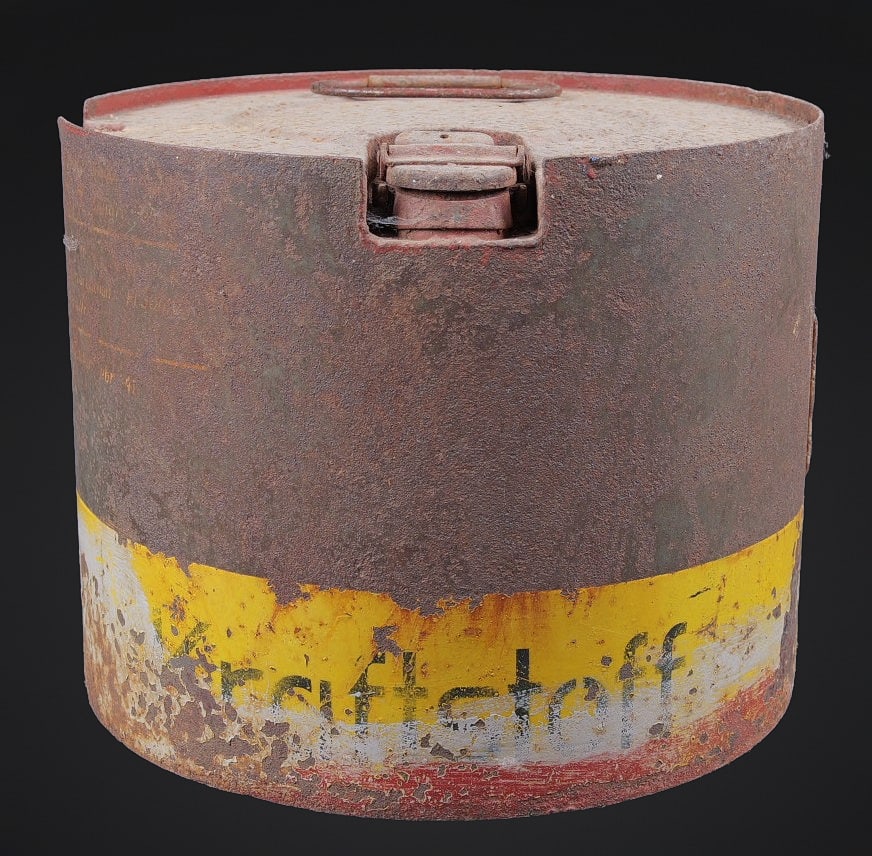 Jerrycan parachutable. Parachutable jerrycan.: Jerrycan parachutable. Cellule de container parachutable contenant du carburant. En metal. Reste de peinture a 70%. Le bouchon est complet. La poignee de transport est presente. Marquages Kraftstoff.