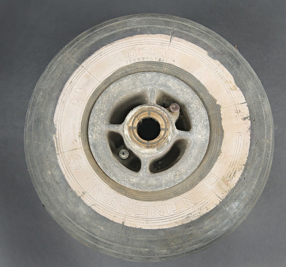 Roue de train d atterrissage d avion LW. Luftwaffe aircraft landing gear wheel.: Roue de train d atterrissage d avion LW. Pneu en caoutchouc noir et blanc. Fabrication Continental 290 x 110 5524685. Moyeu central en metal complet. Diametre 26 cm. A noter une certaine usure et pati