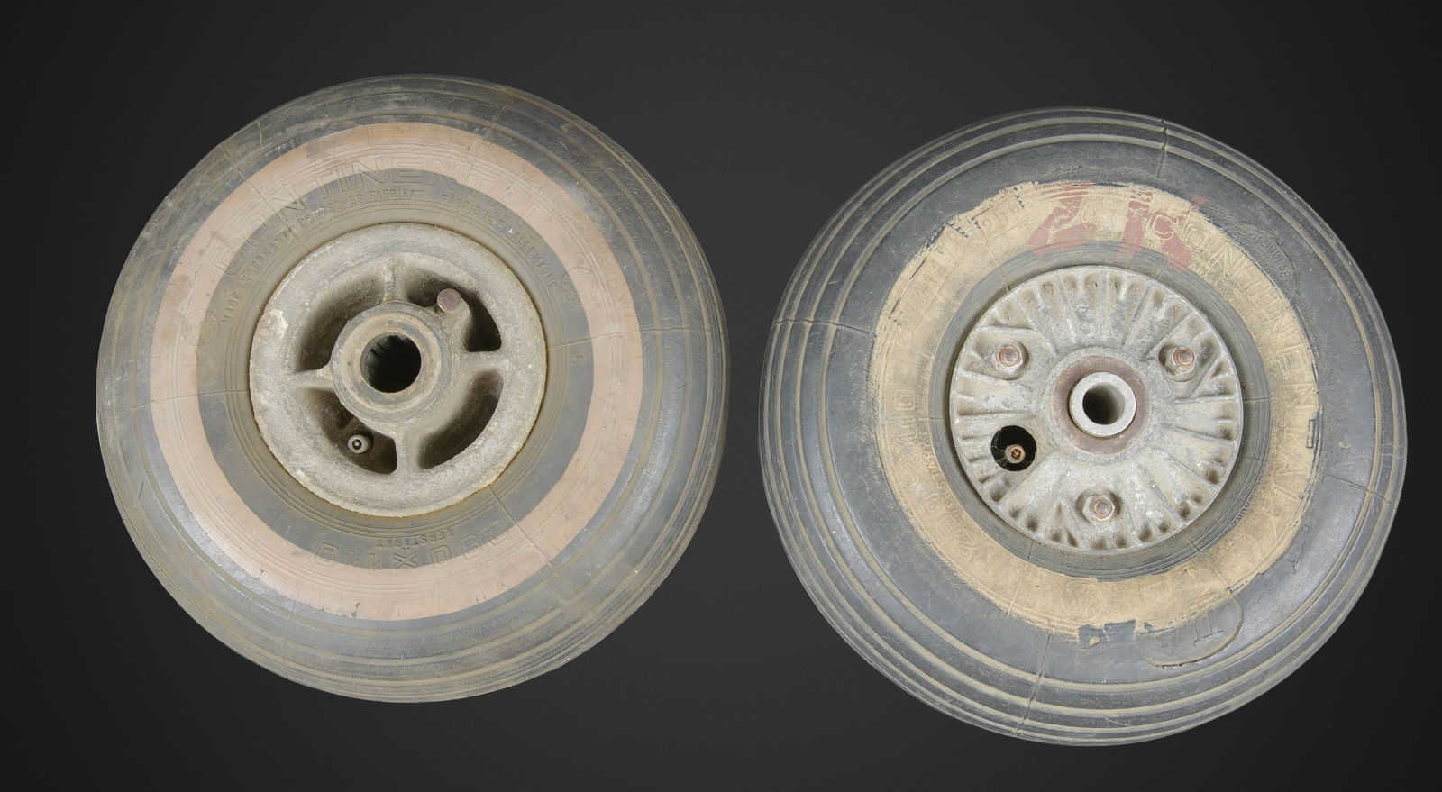 Roues de train arrieres de BF-109. Messerschmitt Bf 109 tailwheel assemblies.: Roues de train arrieres de Messerschmidt BF-109. Deux roues completes avec leurs jantes. Les pneus sont en tres bon etat. Les plaquettes fabricant sont illisibles. Marquages sur les pneus Continental